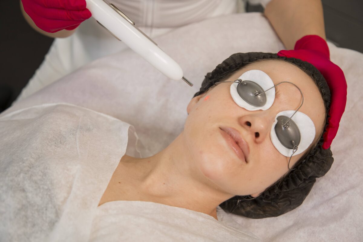 Причины высыпаний на лице у женщин